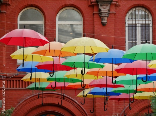 Fototapeta Naklejka Na Ścianę i Meble -  Regenschirme hängen vor Fassade