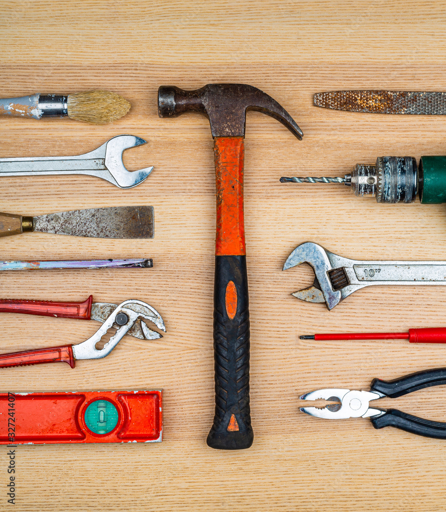 Outils de bricolage variés autour d'un marteau Outils de bricolage variés autour d'un marteau