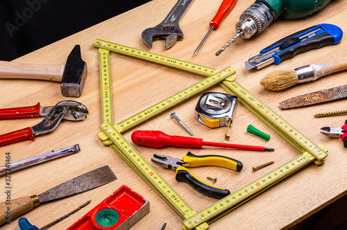 Outils de bricolage autour d'une représentation d'une maison