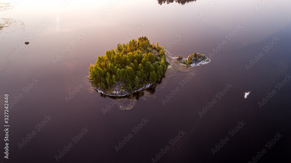 Φωτογραφία An island in the mirrored waters of Ladoga.