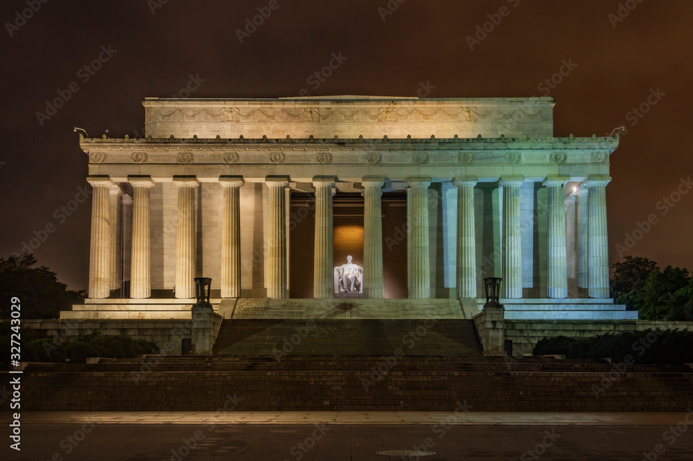 Obraz premium The Lincoln Memorial on a cloudy night in Washington D.C.