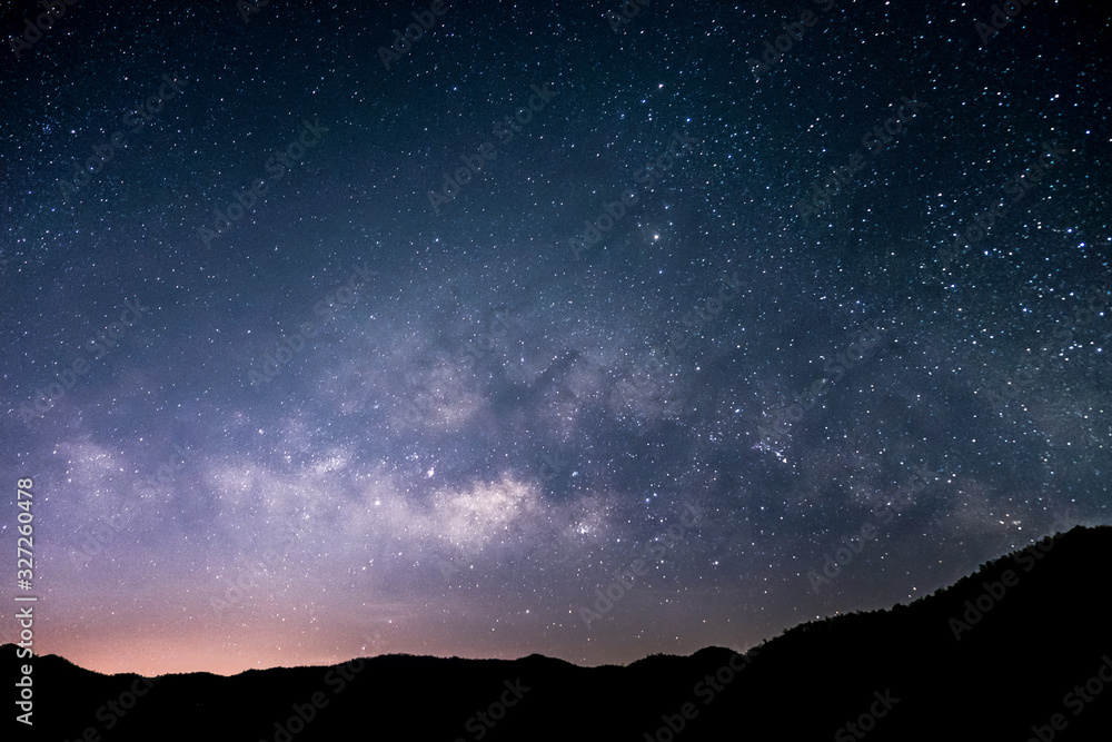 Naklejka Gwiazdy i Droga Mleczna na ciemnym niebie w nocy są bardzo piękne.