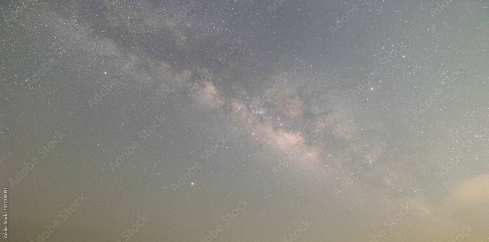 Obraz premium The stars and the milky way in the dark sky at night are very beautiful.