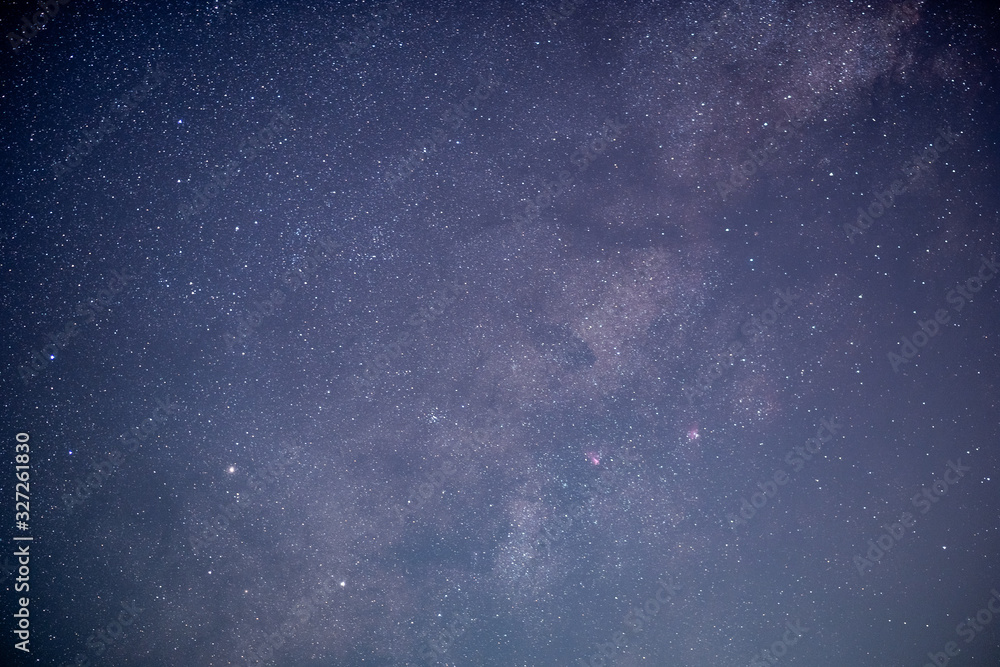 Obraz premium The stars and the milky way in the dark sky at night are very beautiful.