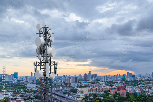 Fotografia Telecommunication tower with 5G cellular network antenna on city background