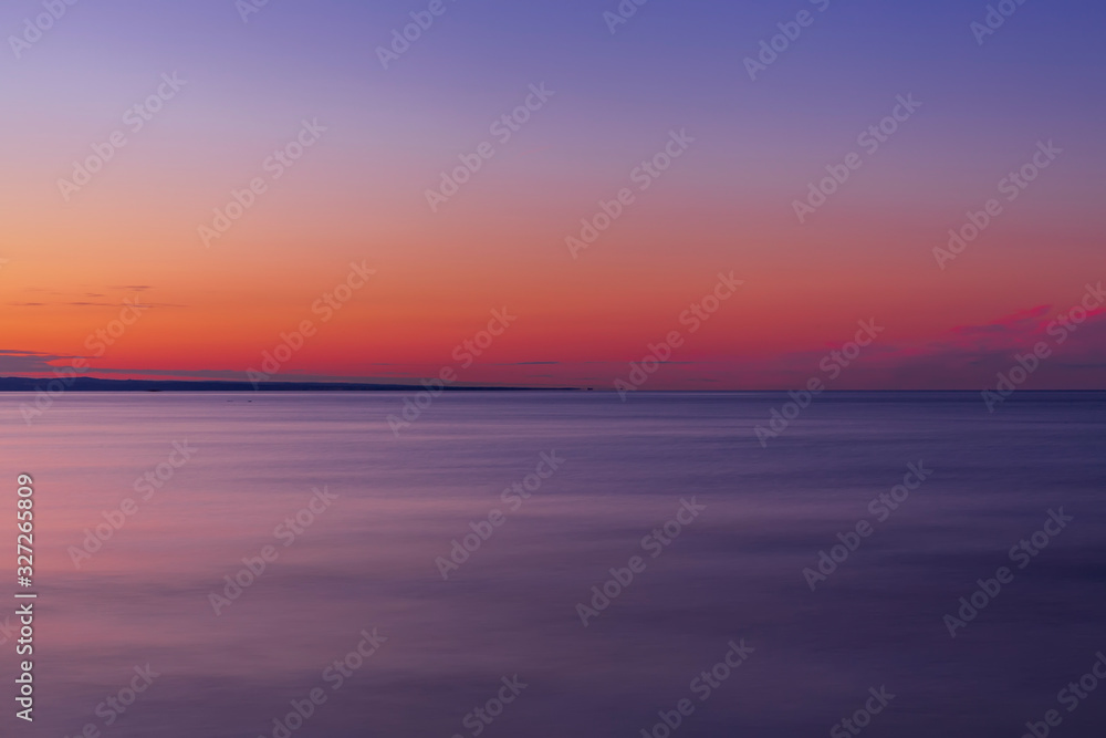 Naklejka premium Wschód słońca nad morzem. Laguna miasta Grado we Włoszech.