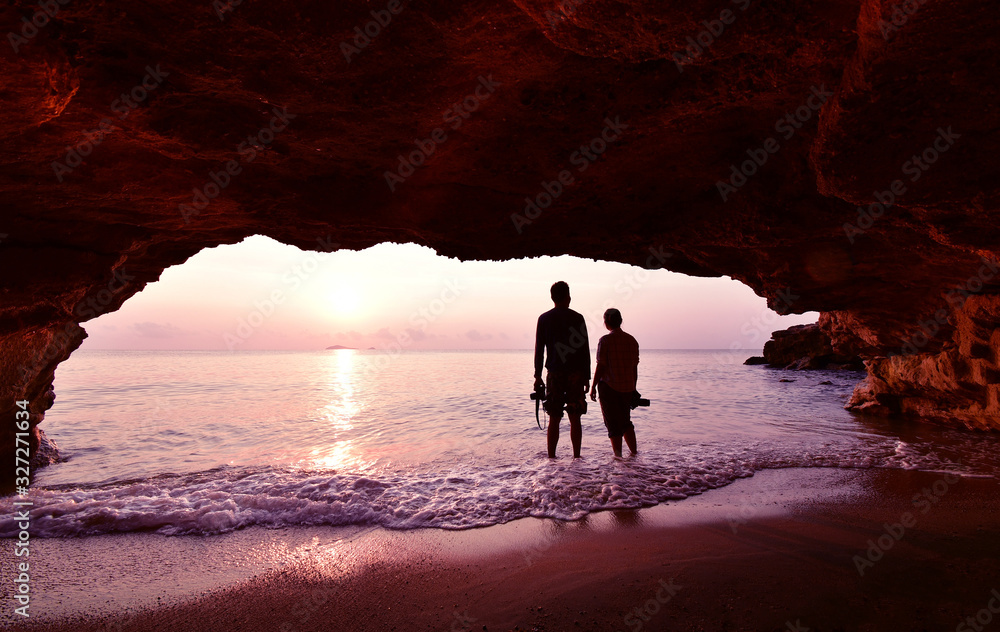 Φωτογραφία Silhouette of couple standing using camera to take a picture in front of the cav
