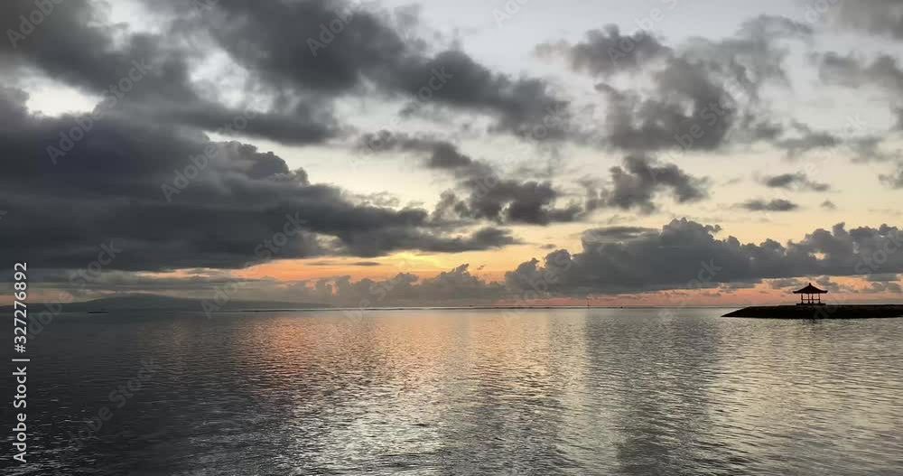バリ島サヌールから見る日の出と朝焼け タイムラプス(Sunrise in Bali Sanur Time lapse) バリ島サヌールから見る日の出と朝焼け タイムラプス(Sunrise in Bali Sanur Time lapse)