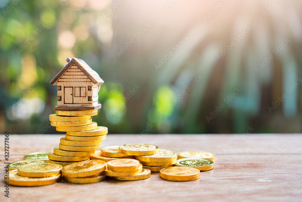 Φωτογραφία house model on coins gold for concept investment mortgage home loan and refinanc