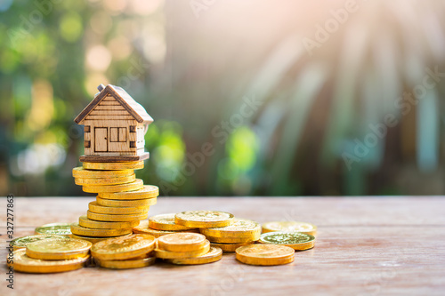 Tableau sur toile house model on coins gold for concept investment mortgage home loan and refinanc