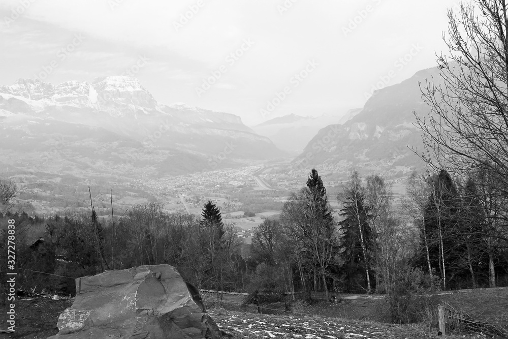 Φωτογραφία A panorama of the valley of the Les Houches near Chamonix, Haute Savoy, France