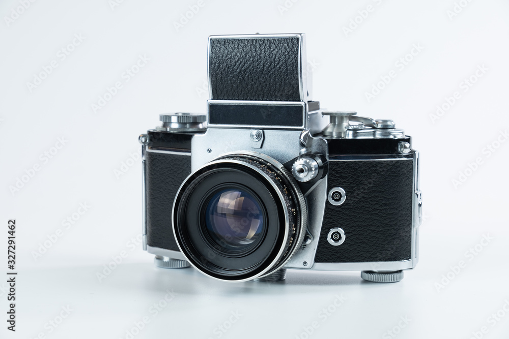 Historische deutsche Spiegelreflex-Kamera (freigestellt, weißer Hintergrund), offener Lichtschachtsucher