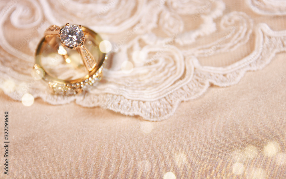 Obraz premium Wedding ring on the vintage lace