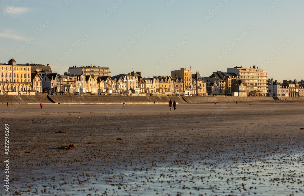 Fototapeta premium Beach in the evening sun and buildings along the seafront promenade in Saint Malo. Brittany, France