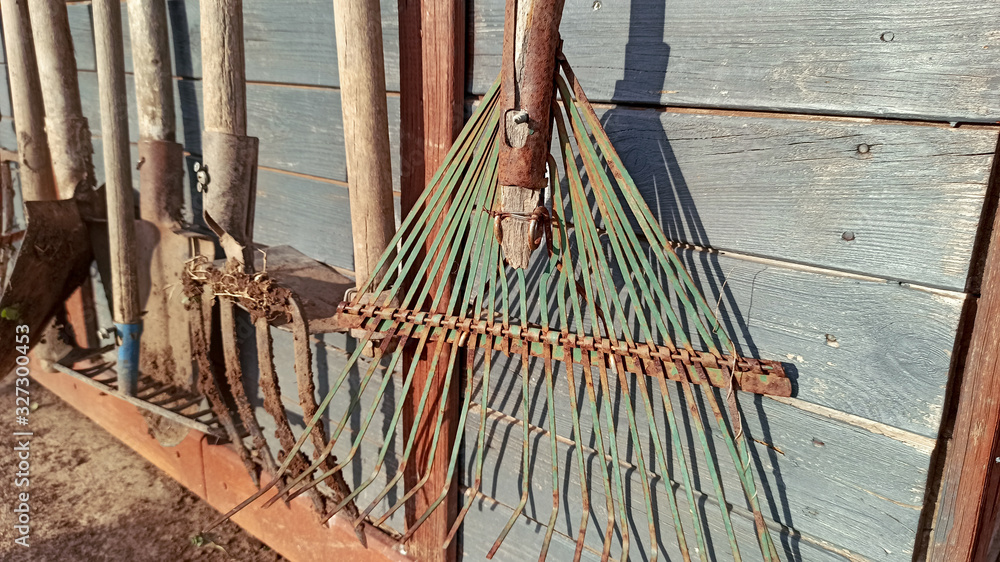 Fototapeta premium attrezzi per orto appesi a un capanno di legno