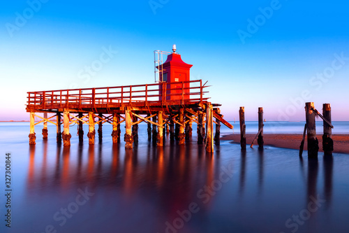Faro rosso sul mare a lignano sabbiadoro provincia di udine. Friuli.