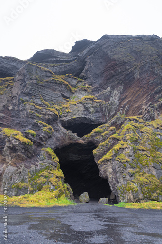 Canvas-taulu Hjoerleifshoefdi Cave in Iceland cave entrance in shape of master yoda