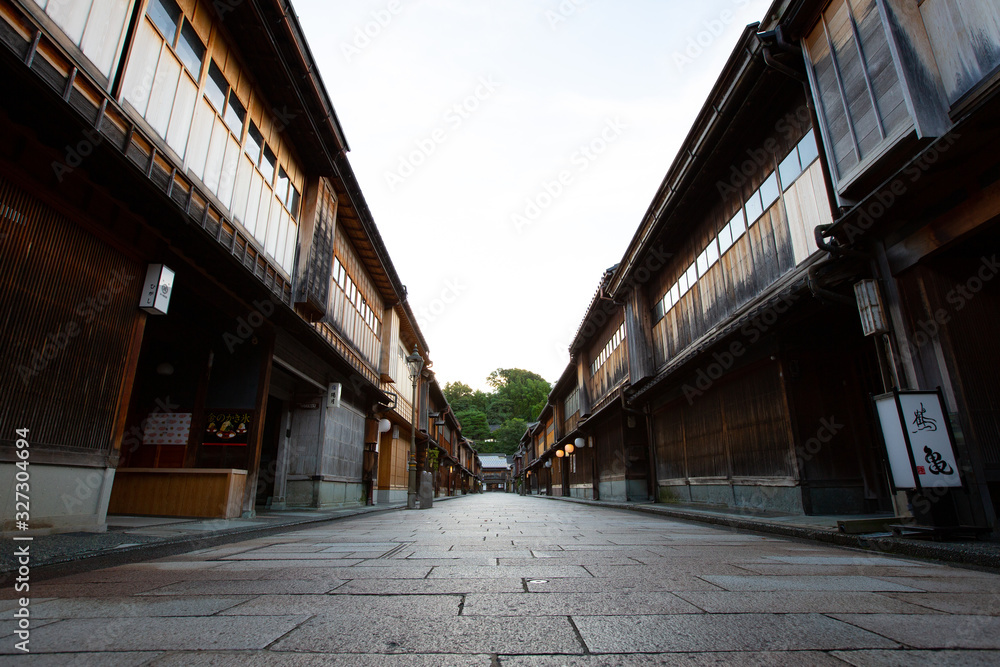 金沢 ひがし茶屋街 -美しい出格子と石畳が続く古い街並み-
