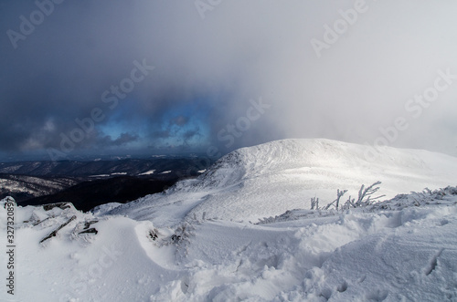 Fototapeta Naklejka Na Ścianę i Meble -  Bieszczady panorama z połoniny Wetlińskiej zima