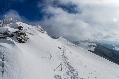 Fototapeta Naklejka Na Ścianę i Meble -  Bieszczady panorama z połoniny Wetlińskiej zima