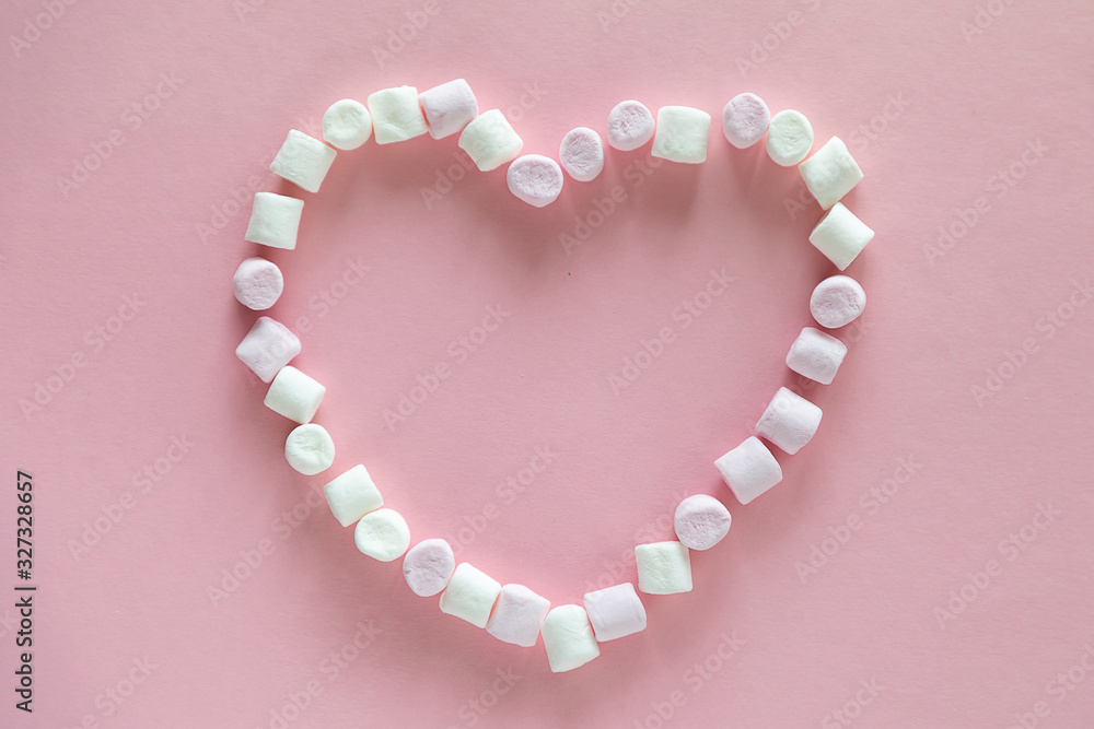 Obraz premium Heart shaped marshmallows on pink background