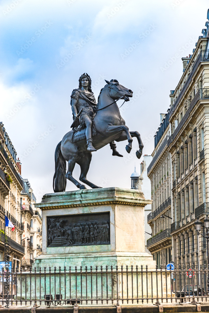Fototapeta premium Statue of King Louis XIV in Victory Square in Paris