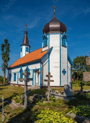 Fototapeta Naklejka Na Ścianę i Meble -  Orthodoxe Kirche und Friedhof Wojnowo