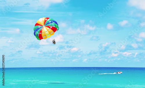 Tableau sur toile Scenic view on tropical coastline and ocean with parasailing.