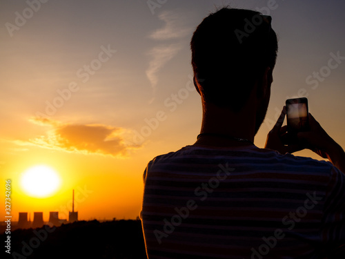 Mann fotografiert mit Smartphone im Ruhrgebiet