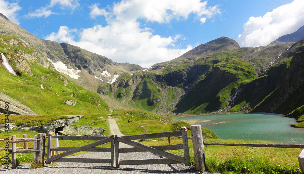 Fototapeta premium Alpenidyll Forststraße