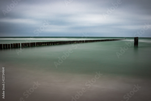 Langzeitbelichtung Meer mit Wellenbrecher