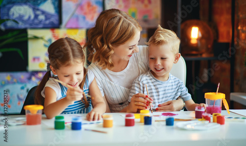 Valokuva mother and children son  and daughter painting draws in creativity in kindergarten