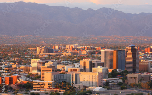 Valokuva Tucson Skyline Showing the Downtown of Tucson after Sunset from Sentinel Peak Pa