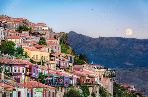 Foto The hillside with traditional houses of Molivos, Mythimna in Lesbos island durin