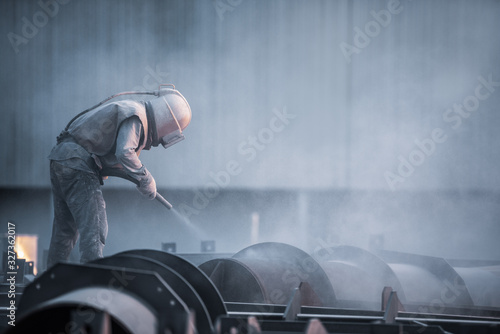 Bilde på lerret Sand blasting process, Industial worker using sand blasting process preparation cleaning surface on steel before painting in factory workshop