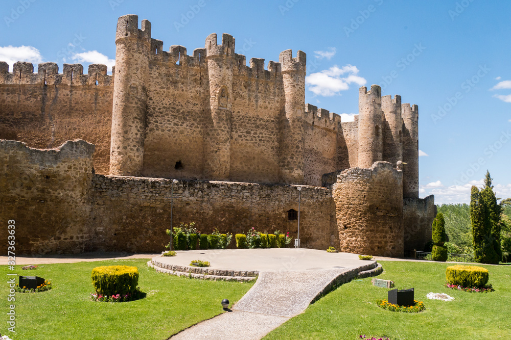 Castillo de Valencia de Don Juan mit Gartenanlage