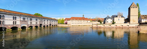 Le barrage Vauban sur la rivi  re Ill  et le b  timent de l ENA    Strasbourg.