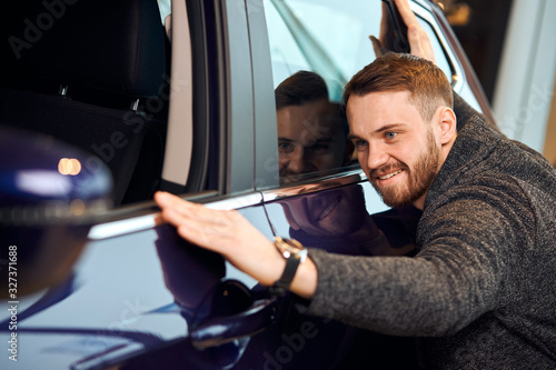 Foto . love at first sight, cheerful customer enjoying bought car, happiness, delight