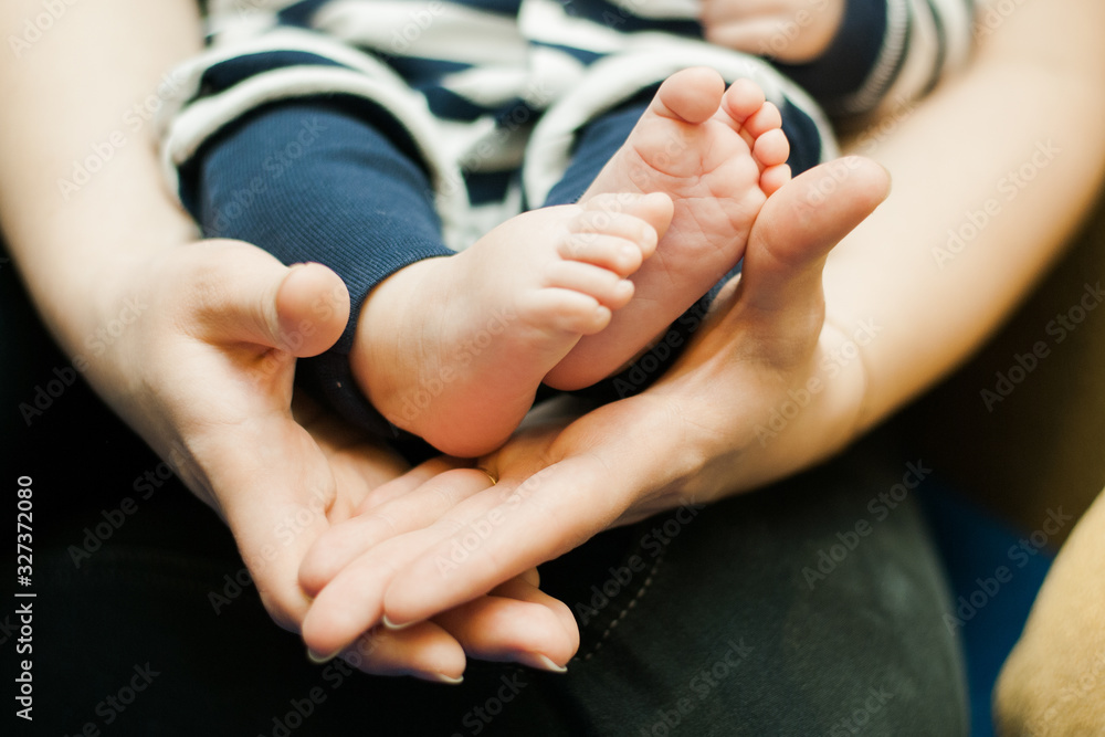 baby feet in mothers hands - obrazy, fototapety, plakaty 