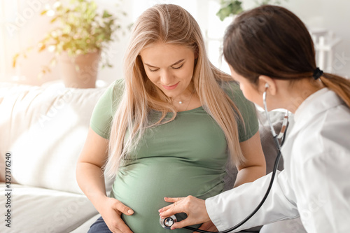 Doctor examining pregnant w...