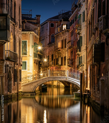 Fototapeta Naklejka Na Ścianę i Meble -  Beautiful night scene in Venice