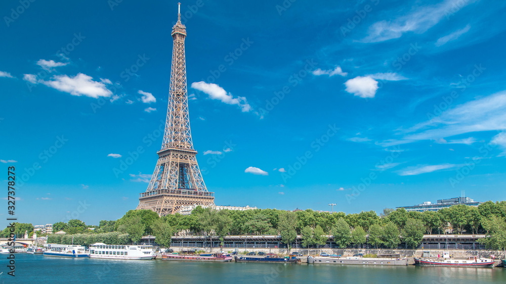 Fototapeta premium The Eiffel tower timelapse from embankment at the river Seine in Paris