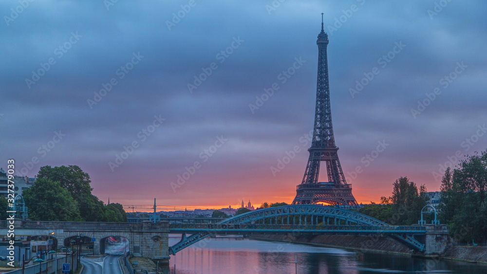 Fototapeta premium Eiffel Tower sunrise timelapse with boats on Seine river and in Paris, France.