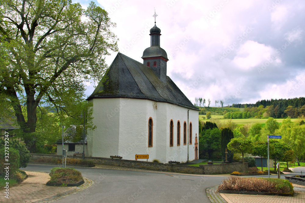 kleine Kirche in Wederath im mittleren Hunsrück