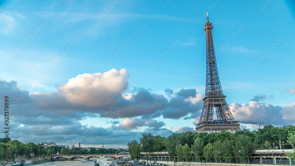 Fototapeta premium Eiffel Tower with boats in evening timelapse Paris, France