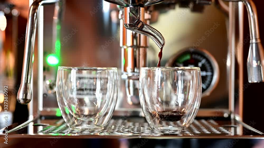 Espresso Barista Kaffeezubereitung Siebträgermaschine Brühvorgang Espresso Barista Kaffeezubereitung Siebträgermaschine Brühvorgang