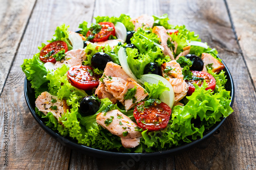 Bild auf Leinwand Salmon salad - roasted salmon and vegetables on wooden background