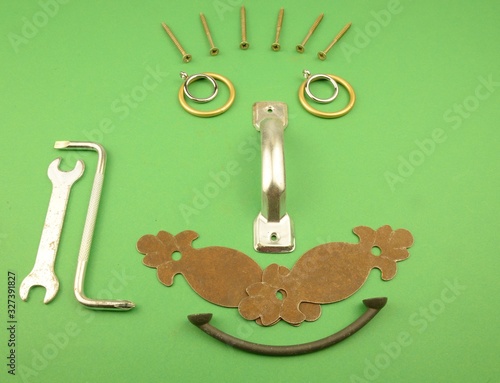 bricolage, attrezzi, accssori e minuteria a forma di faccina: chiave inglese, cacciavite, anelli, maniglie, viti, piastre