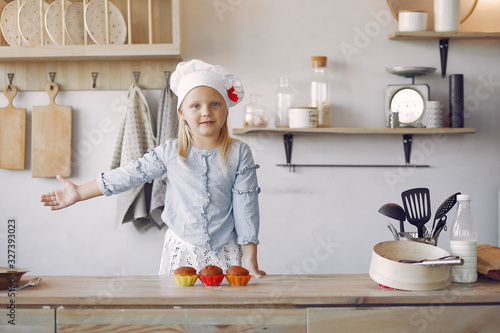 Принти на полотні Little girl in a kitchen