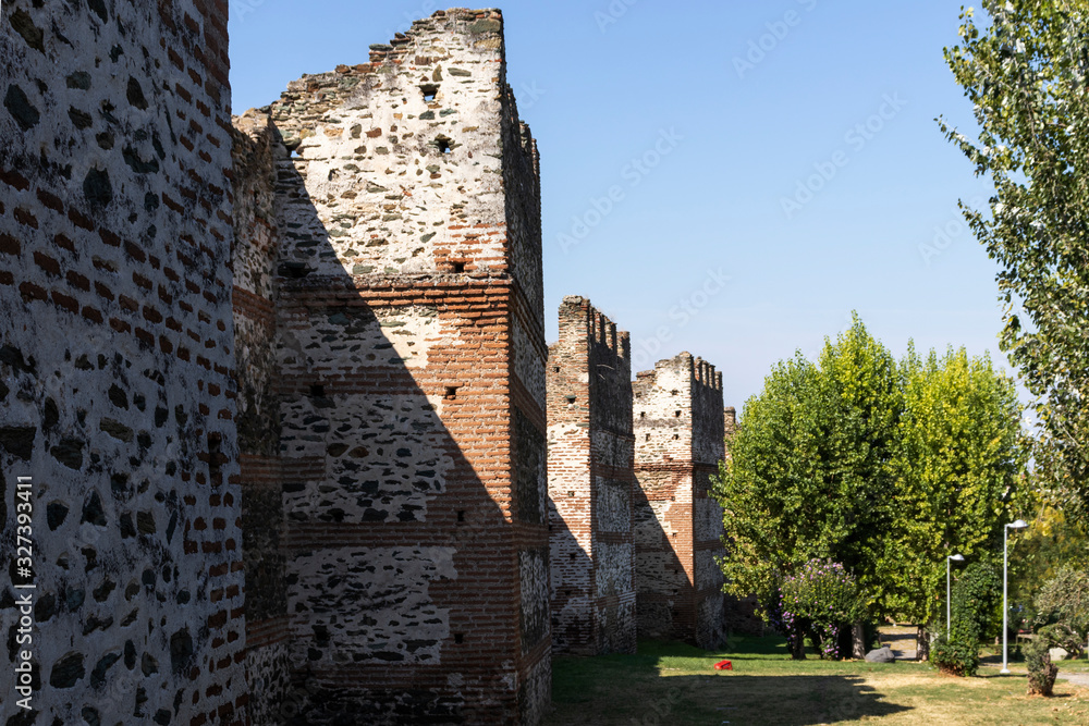Obraz premium Ruins of Ancient walls at Fortification in Thessaloniki, Greece